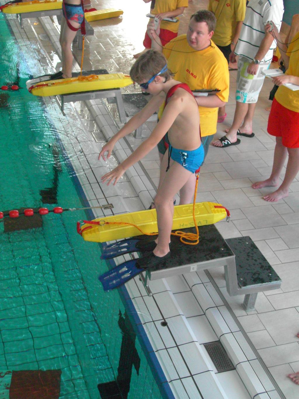 Großer Auftritt für die Kleinsten Bambini-Landesmeisterschaften Wettkampf Am 27. Oktober 2012 war es wieder so weit. Wir machten uns auf den Weg nach Rendsburg zu den 2. Bambini-Landesmeisterschaften. Da wir aus Bargteheide nur 6 Schwimmer waren, konnten wir leider nur in den Einzeldisziplinen starten.