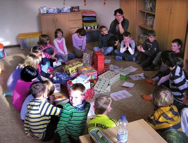 Aktion Weihnachten im Schuhkarton an der Lippersdorfer Grundschule Wir können uns gut vorstellen, in strahlende Kinderaugen zu blicken, wenn die Geschenke von den Mädchen und Jungen in Rumänien,