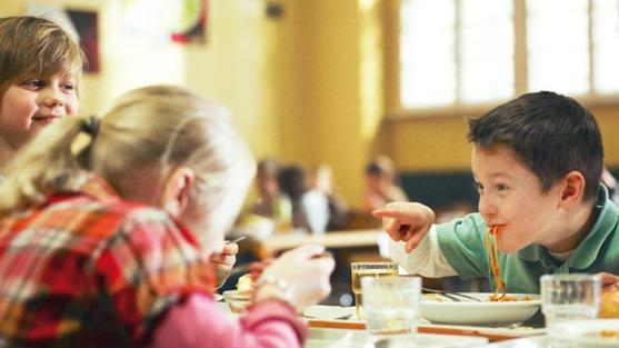 Gemeinschaftliche Mittagsverpflegung für Schülerinnen und Schüler und Kindergartenkinder und Kinder in Tagespflege muss in schulischer