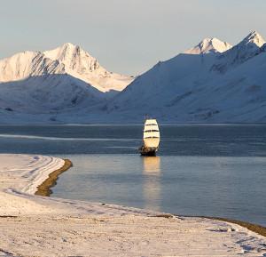 St. Jonsfjord: Ein stiller, schöner Fjord nördlich des Isfjord. Kleine Bergwanderungen locken mit guten Aussichten auf die farblich dezent-bunte Landschaft.