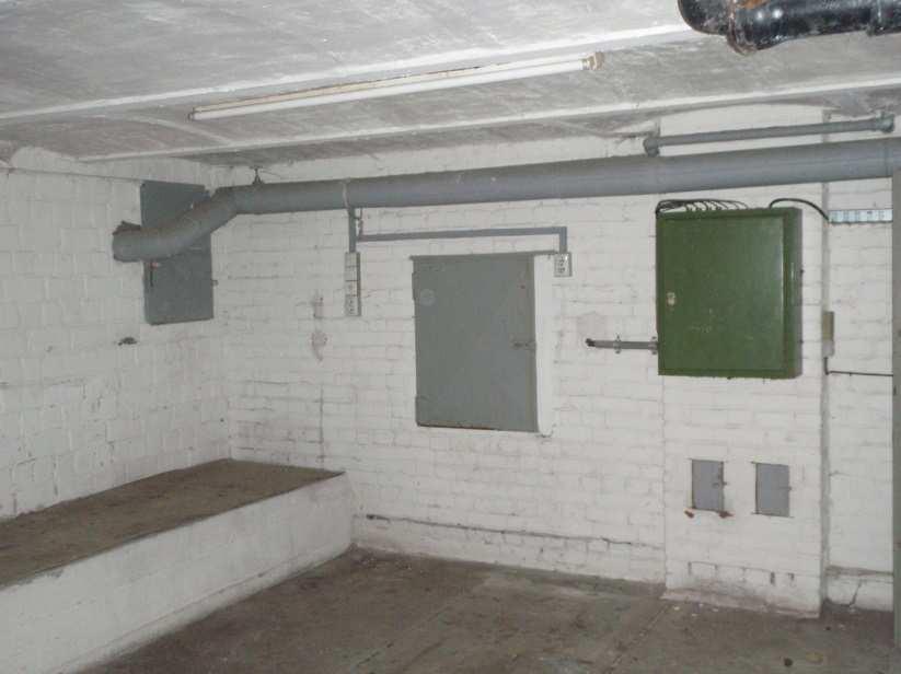 Sicherungskasten (mit Stromzähler) Durch eine verschließbare Luke auf der rechten Seite besteht eine Verbindung zum Raum H02 _UG01_Massiv An der Wand