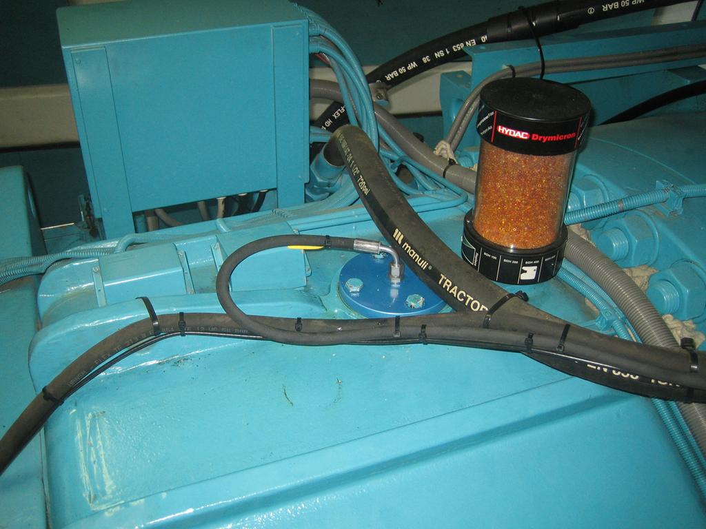 Die Schlauchleitung ist knickungsfrei zu verlegen und an vorhandenen Leitungen zu befestigen. 5.