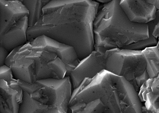 Diamantschicht; b) Nanokristalline Diamantschicht