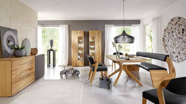 Die puristischen Möbel in Eiche Altholz sorgen für außergewöhnliches Wohnflair sowohl für den urbanen als auch für den ländlichen Lebensraum.