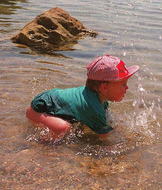 Eltern können bereits Babys spielerisch mit dem Wasser vertraut machen. Sie lernen zwar noch nicht, sich selbstständig über Wasser zu halten.