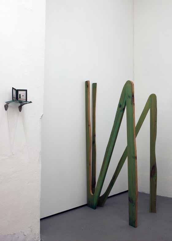 Ausstellungsansicht von Fokus Garten-Salon, Semjon Contemporary, 2013 mit Renaturiertes N II, 1999, 12 x 17 x 17 cm,