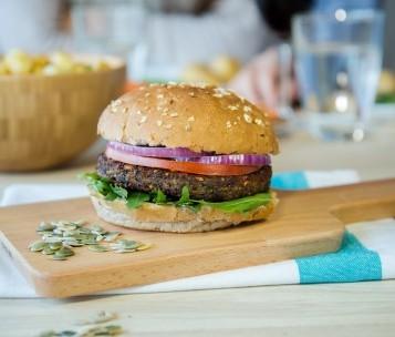 Saaten-Burger Der Saaten-Burger passt perfekt zu einem gesunden Ernährungsstil. Der leckere Burger steckt voller verschiedener Saaten und ist besonders knusprig.