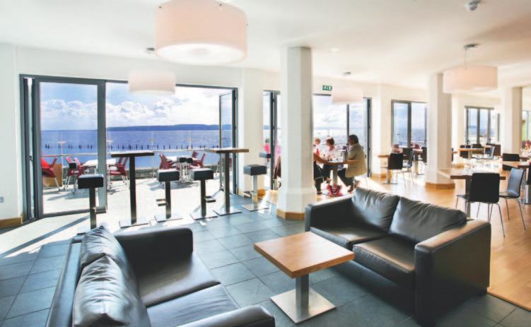 Restaurants Cafés Ladenfronten Geschäftshäuser Hotels e Wintergarten Wohnraumabschluss rn Faltanlagen ermöglichen einen freien Blick über die gesamte Front ins Freie.