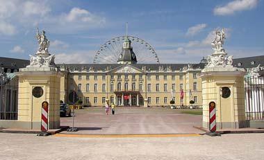 Studieren in Karlsruhe Karlsruhe liegt im Südwesten Deutschlands in der Rheinebene und verfügt neben einem Schloss über umfangreiche Parkanlagen und verschiedene Museen.