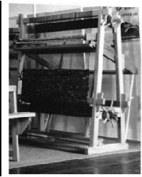Der Hochwebstuhl GÖTEBORG kann in den Webbreiten 80-300cm geliefert werden. Beiseiner Herstellung wird nur ausgesuchte, gedämpfte und kammergetrocknete Buche verwendet.