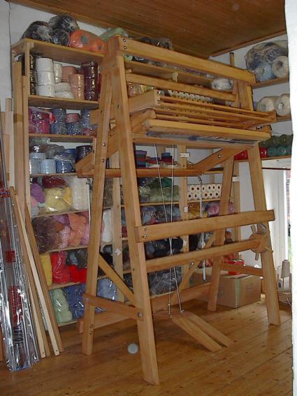 Der Hochwebstuhl LINNERYD ist sowohl zum Bildweben wie auch zum Teppichweben geeignet. Er ist aus Hartholz (gedämpfter, kammergetrockneter Buche)gefertigt.