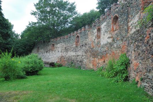 Die erhaltene Burgmauer lässt die einstige Größe und Bedeutung der Burg Hartenstein ahnen... Die Sonne erbarmte sich am Nachmittag des 29. Juli und durchdrang die Wolken.