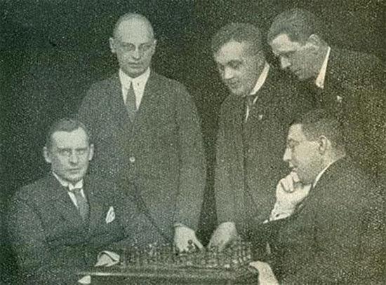 der fünf Jahre unmittelbar nach dem 1. Weltkrieg überzeugend dargelegt. Seite 5 zeigt dieses Foto: Stehend von links nach rechts: Dr. Tartakower Bogoljubow Maróczy.