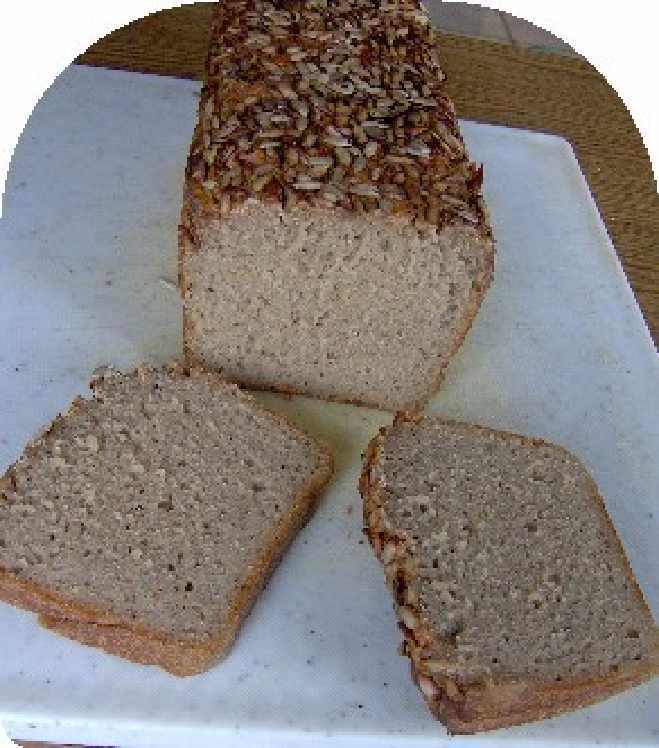 Durch den Zuckerrübensirup erhält das Brot ein gesunde braune Farbe, gibt auch eine gute Geschmacksnote * mit dem Öl im Teig kann man das Brot nach dem abkühlen, morgens gebacken, abends anschneiden,