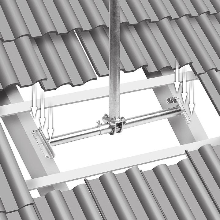 2. Montage Entfernen Sie eine ausreichende Anzahl von Dachziegeln. Ziehen Sie das Teleskoprohr auf die Breite der Dachsparren auseinander.