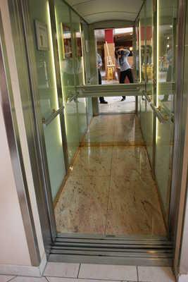 Aufzug Bewegungsfläche vor der Aufzugstür beim Einstieg - Breite: 500 cm Bewegungsfläche vor der Aufzugstür beim Einstieg - Tiefe: 400 cm Lichte Durchgangsbreite der