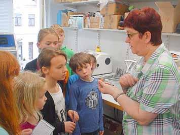 Nr. 6/2015-5 - Ein Höhepunkt war der Besuch der Redakteurin Frau Brechlin in den beiden Klassen.