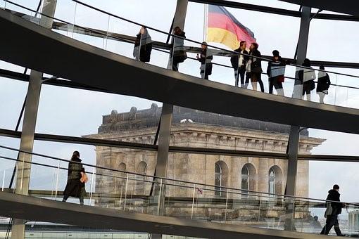 (Fortsetzung von Seite 1) Eltern können Schließung von geschlossenen Ersatzschulen nicht verhindern Gegen diese Entscheidung sind Eltern und Schüler der Sekundarschule juristisch vorgegangen, die