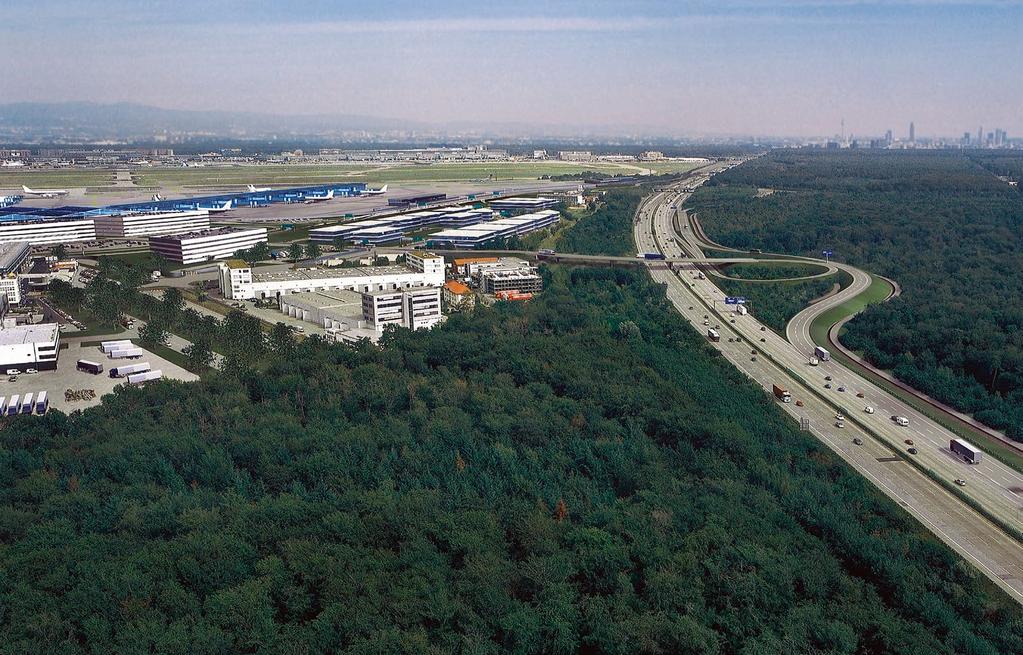 16 17 Optimal angebunden Reisende erreichen Terminal 3 zukünftig einfach mit dem Auto, Bus oder Taxi über die erweiterte Anschlussstelle Zeppelinheim der Autobahn A5.