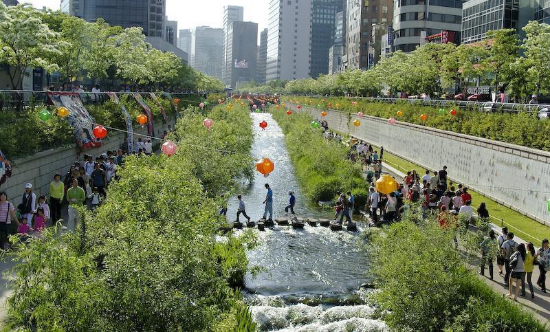Der Fluss ist mitten in der Stadt Cheonggyecheon Restoration Project Seoul, Süd