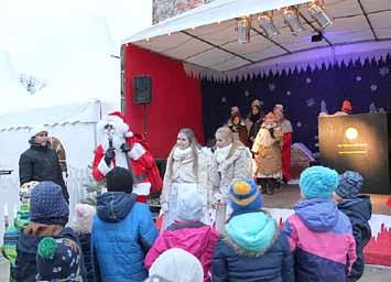 Auftritt des Teichlandchores. Foto: Harald Groba Zu Gast waren auch der Weihnachtsmann und seine Weihnachtsengel mit einem Sack voller Geschenke.