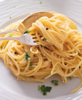 3. Gang ONE POT! Spaghetti con tartufo Zutaten: 50 g Parmesan 1 Knoblauchzehe 15 g Trüffelöl 1 TL SOSO TRÜFFEL SALZ 500 g Wasser, lauwarm 260 g Spaghetti (z.b. Barilla, Kochzeit 9 Min.