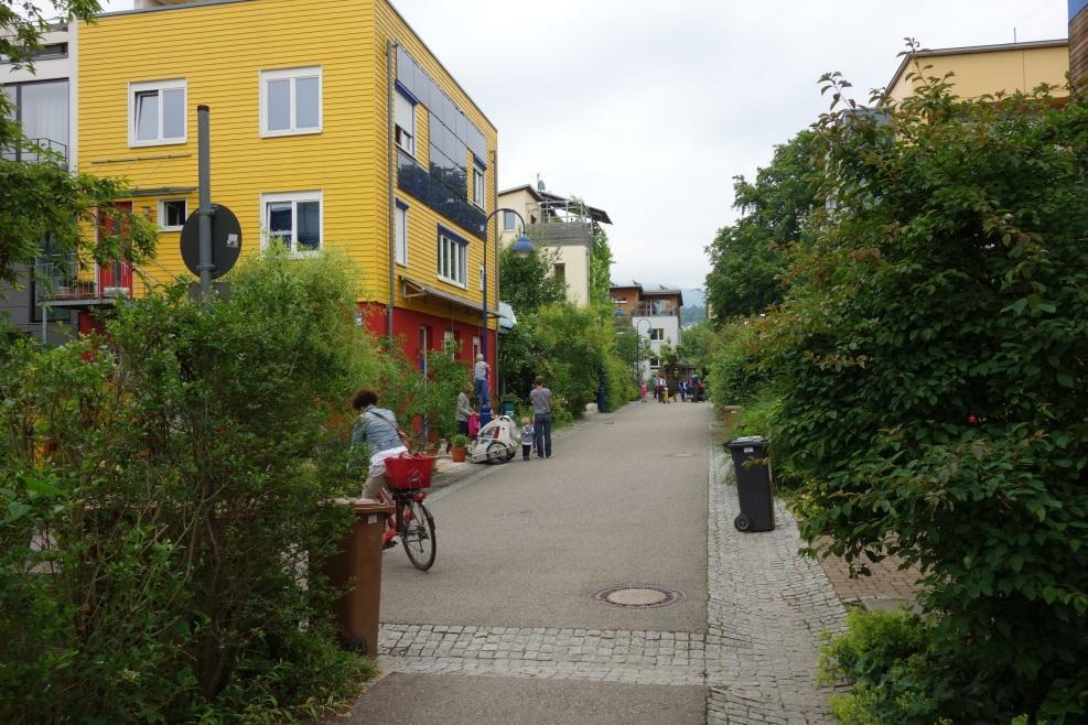 Beispiele für autoarme Quartiere Freiburg Vauban 3 km Entfernung zum Zentrum Rund 2.000 Wohneinheiten (ca. 5.500 Einwohner), ca.