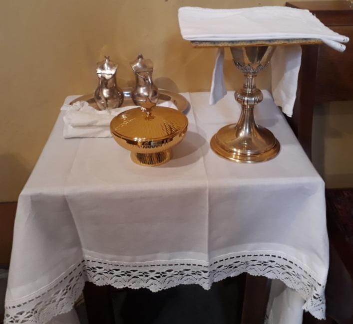 In Kirchen ist der Tabernakel aus massivem Material und mit einem Schlüssel verschließbar. Gabentischchen Darauf wird für den Gottesdienst alles bereitgestellt.