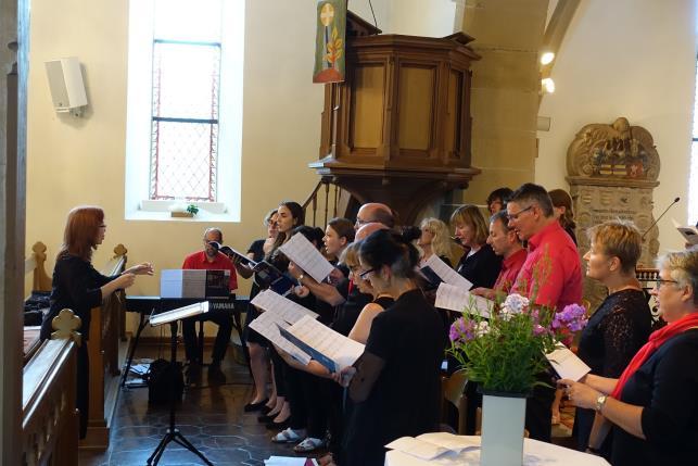 Aus der Gemeinde Obwohl in Bittenfeld am 1. Juli Stadtfest war und der Chor beim Stand der evang. Kirchengemeinde Arbeitseinsatz hatte, gab Pfarrer Dr.