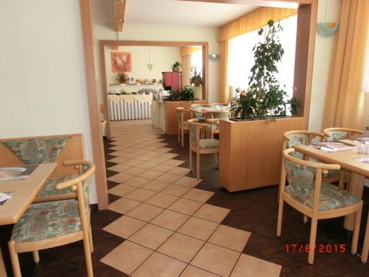 Engste Durchgangsbreite des Frühstücksraums / Restaurants (Berücksichtigung immobiler Einrichtungsgegenstände und relevanter Wege): 77 cm Tische und