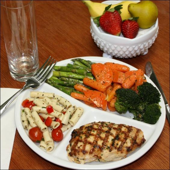 2 - Was essen, und wie viel? Wer ausgewogen isst, fühlt sich fit und kann sein Körpergewicht im grünen Bereich halten.