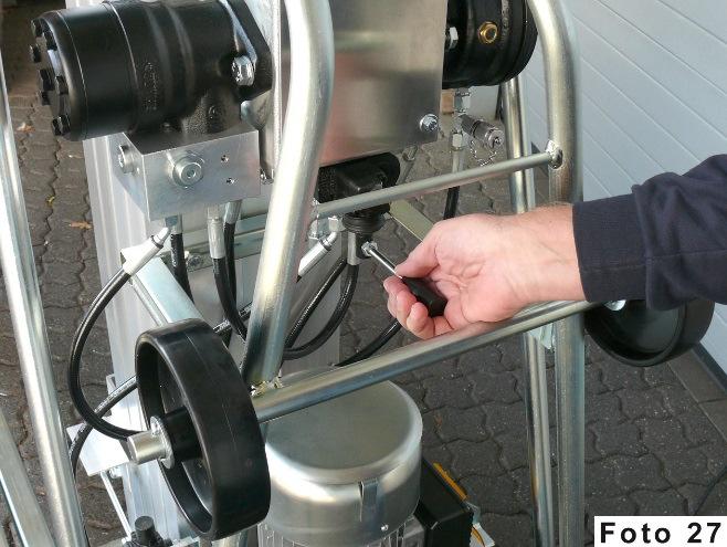 Beim Loslassen des Handhebels oder Ausschalten des Elektromotors wird die Last automatisch (Totmann-Schaltung) durch eingebaute Bremsen gehalten.