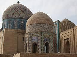 Samarkands erbaut eingerahmt von 3 prächtigen Medresen: Medrese Ulugbek (1417-1420), Medrese Tilla Kori (1641-1660), Medrese Scher Dor (1619-1632); 18:30-20:00 -
