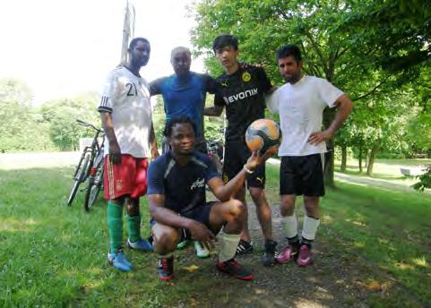 6 INTERNATIONALE SPORTGRUPPEN Sport braucht wenig Worte Internationale Sportgruppen ein Angebot für Flüchtlinge, Migranten und Bürger/-innen der Stadt Löhne Flüchtlingen und Migranten nicht nur ein