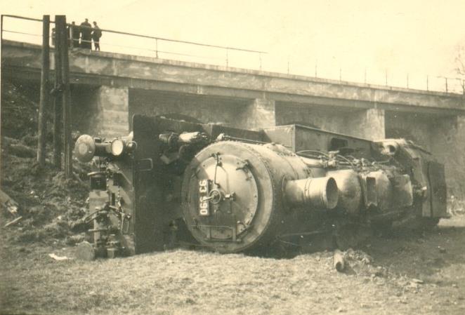 Für Lok 93 990 war der Salto jedoch nicht mortale, sie wurde danach im RAW Halle (Saale) wiederbelebt und tat noch gut 31 Jahre Dienst bei der alten und neuen Reichsbahn bis zu ihrer Verschrottung.