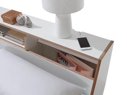 Das Bett SLOPE überzeugt durch seine harmonische Form und ebenso wegen seiner innovativen Funktionen. Das Kopfteil bietet zum Beispiel sichtbaren und versteckten Stauraum.