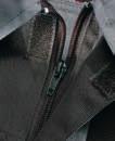 auf der rechten Brusttasche, Handytasche auf dem linken Ärmel, mit Klettverschluss verstellbare
