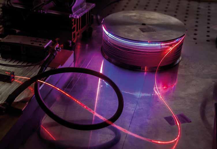Fasern für Faserlaser Grundlage für das Einschreiben von Faser-Bragg-Gittern ist eine photoempfindliche Glasfaser, das heißt eine Faser, die mit UV-Licht bearbeitet werden kann.