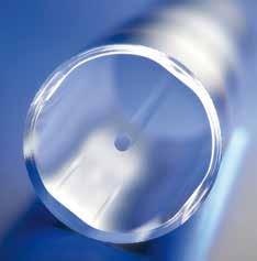 14 Spezialfasern für Hochleistungslaser Das IPHT hat in Zusammenarbeit mit der Firma Heraeus Quarzglas ein Verfahren für die Herstellung von Ausgangsmaterialien für Glasfasern mit dickeren Kernen