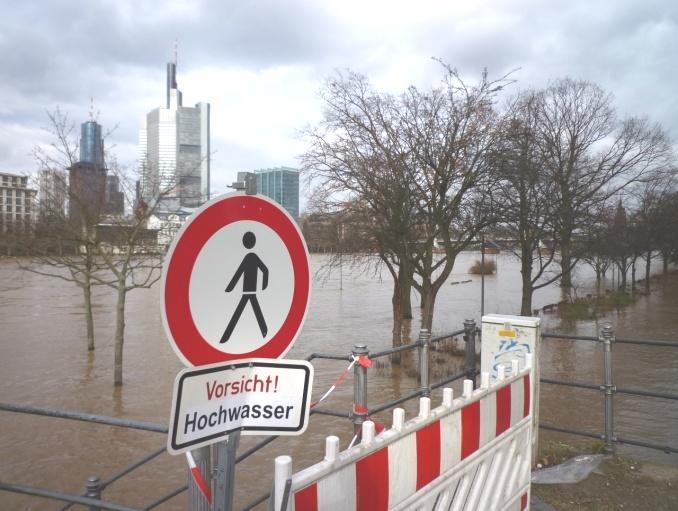 Rhein, Main und Neckar An Rhein und Main verlief der Ablauf der Hochwasserwellen aufgrund der Laufzeiten der Zuflüsse in den Einzugsgebieten anders als in den übrigen hessischen Gewässern.