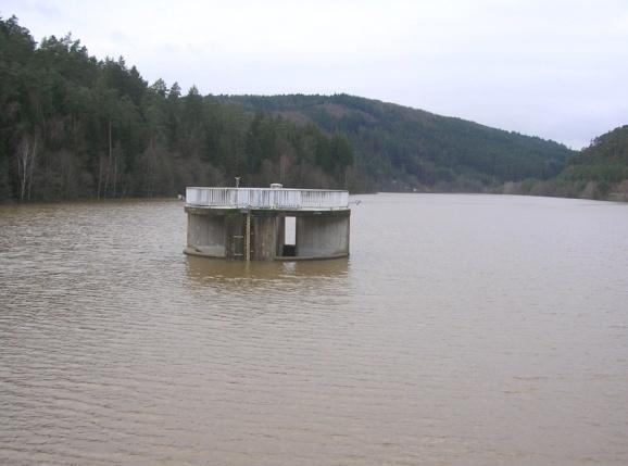 Einsatz von Talsperren und Hochwasserrückhaltebecken Während des Hochwasserereignisses im Januar 2011 konnten die bestehenden Talsperren und Hochwasserrückhaltebecken (HRB) durch entsprechenden