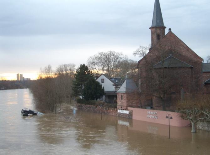Allgemeiner Hochwasserverlauf Das Hochwasser im Januar 2011 lief in Hessen in zwei Wellen ab. Am 7.1. stiegen die Wasserstände infolge von Schneeschmelze und Niederschlägen stark an.