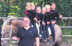 Vorsitzende Ich bin pferdebegeistert und Reiterin seit ich 3 Jahre alt bin. 2003 kam ich aus den Niederlanden nach Deutschland und bin seit Jahren Mitglied im Verein, seit diesem Jahr auch 2.