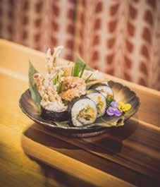 Sushi-Reis richtig kocht sowie die grundlegenden Fertigkeiten der Sushimanufaktur, den Umgang mit Zutaten und Werkzeugen, die Fingerfertigkeiten und Tricks für das optimale Gelingen Ihres Sushis.