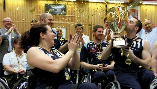 direkt Ausgabe 2/2011 Rollstuhlbasketball RSV Lahn-Dill DRS-Pokalsieger 2011 Wetzlarer feiern nach 68:58 über Zwickau den achten Cupsieg Am Sonntag, den 3.