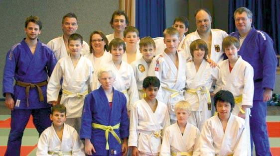 direkt Ausgabe 2/2011 Judo Nationaltrainer der Sehgeschädigten-Jugend zu Gast in Marburg Grosse Resonanz fand ein besonderer Judo-Lehrgang in der Sporthalle der Blista vom 25. bis 27. März.