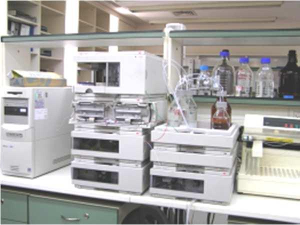 Flüssigchromatographie (LC) Die heute am häufigsten eingesetzte instrumentelle LC-Technik ist die HPLC high performance liquid chromatography ursprünglich: high