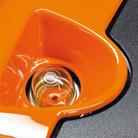 Werkzeuglose Griffeinstellung Der ergonomische Mählenker lässt sich mit Hilfe eine Knebelschraube werkzeuglos individuell für den jeweiligen Anwender einstellen (Abb. zeigt Freischneidegerät).
