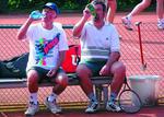 15.10.2004 Präsident dominiert mit der gelben Filzkugel Friedrich Meier erringt zweifache Vereinsmeisterschaft / Dennoch: Titelkämpfe im Zeichen der Jugend Tennis (ndz).