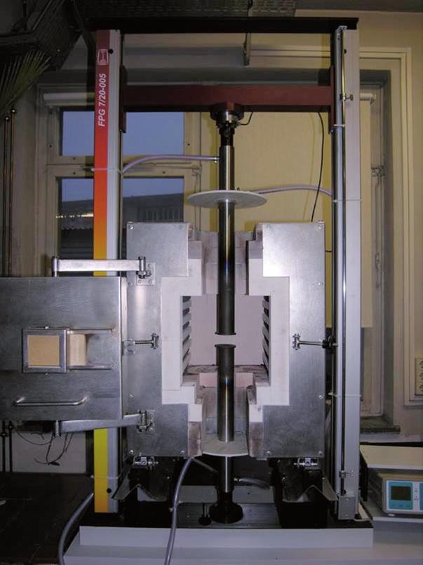 6 Formstoffe Hochtemperatur-Verformungsverhalten Bild 1: Die verwendete modifizierte Universalfestigkeitsprüfmaschine Platz vorhanden, um einen Ofen mit einer Maximaltemperatur von 1000 C über die